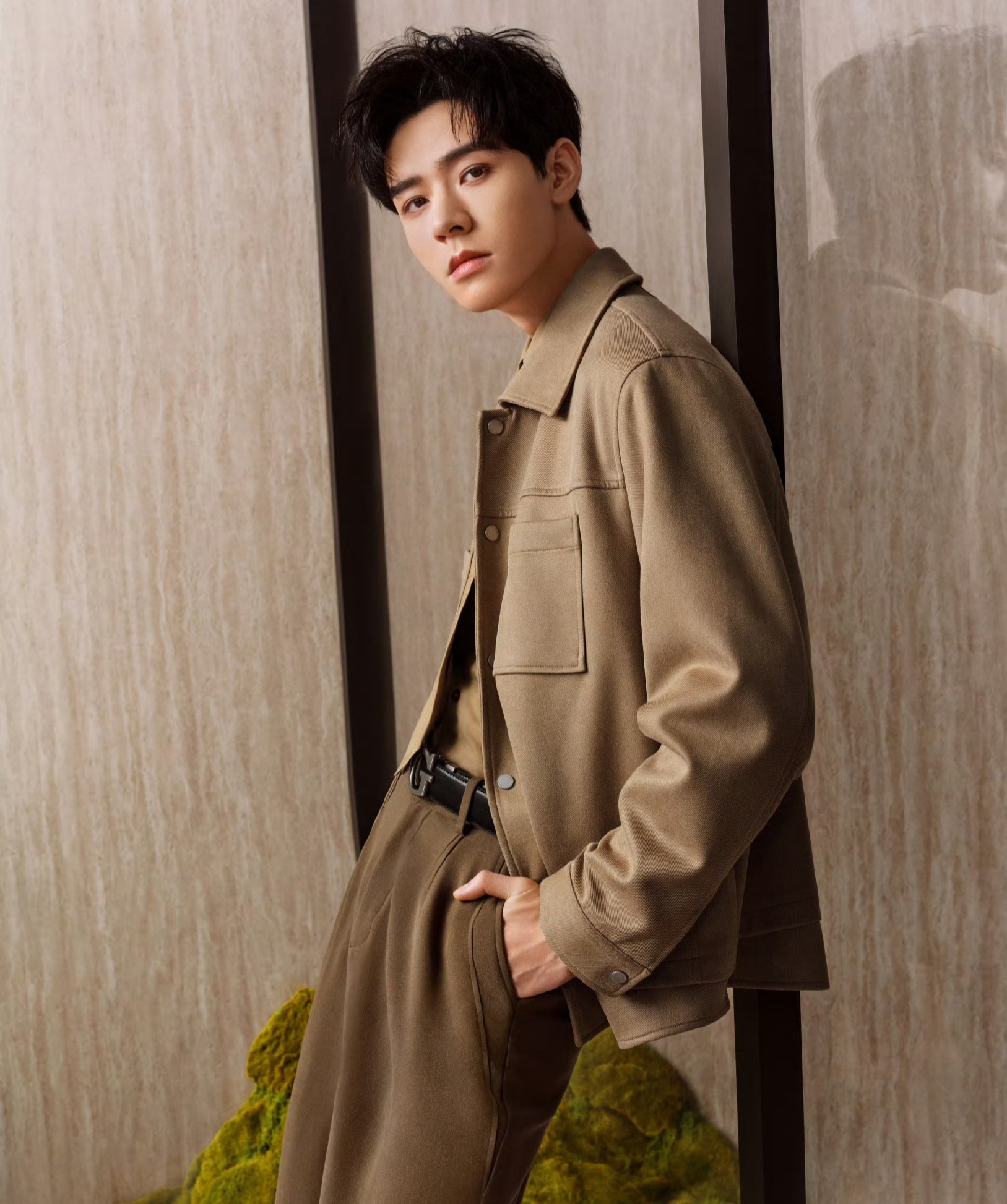 龚俊就是帅的很轻松,毫不费力,信手拈来的时尚感和表现力