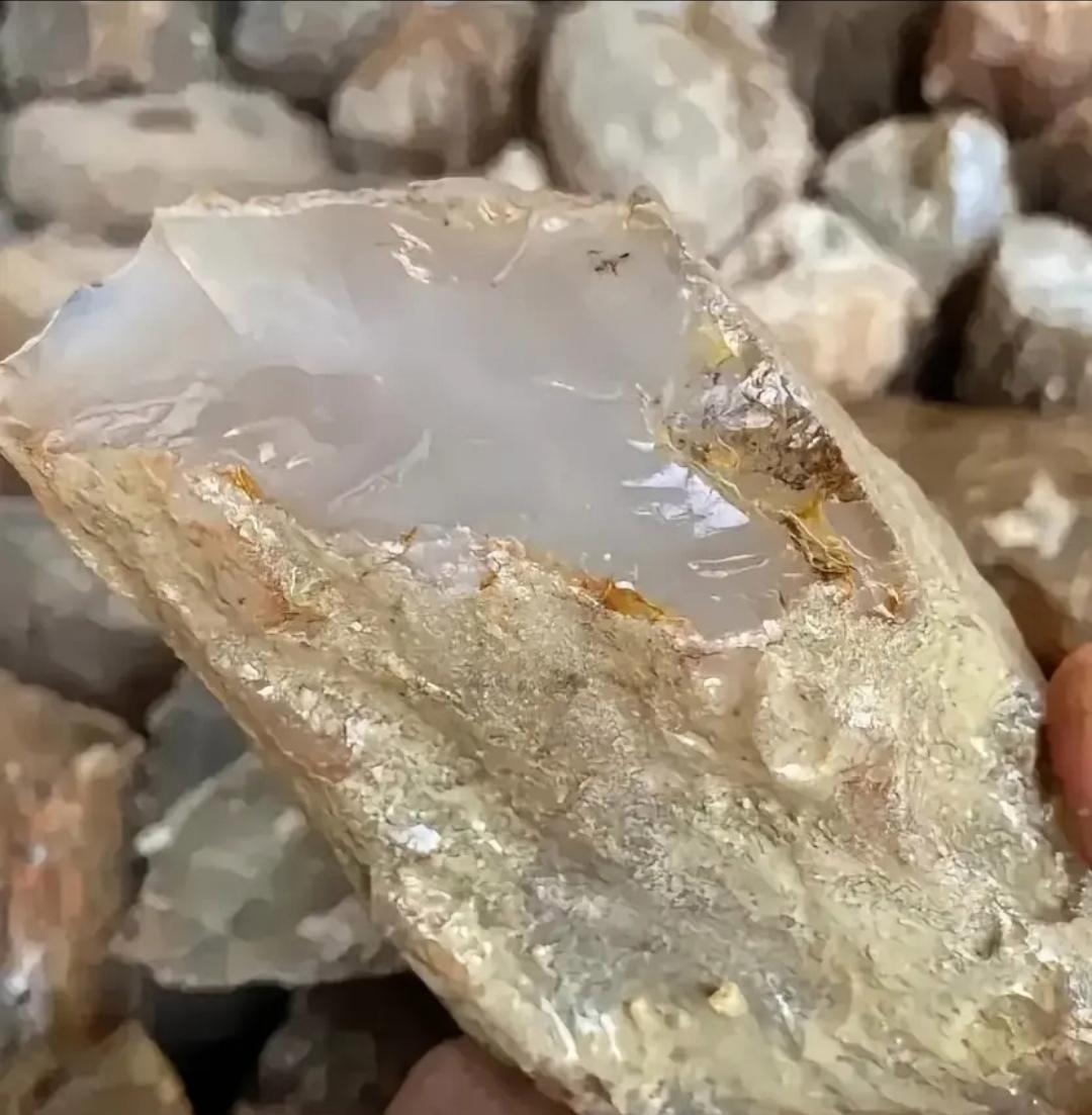 去后山小溪纳凉玩水,在小岸边捡到了这么一块透明状的石头