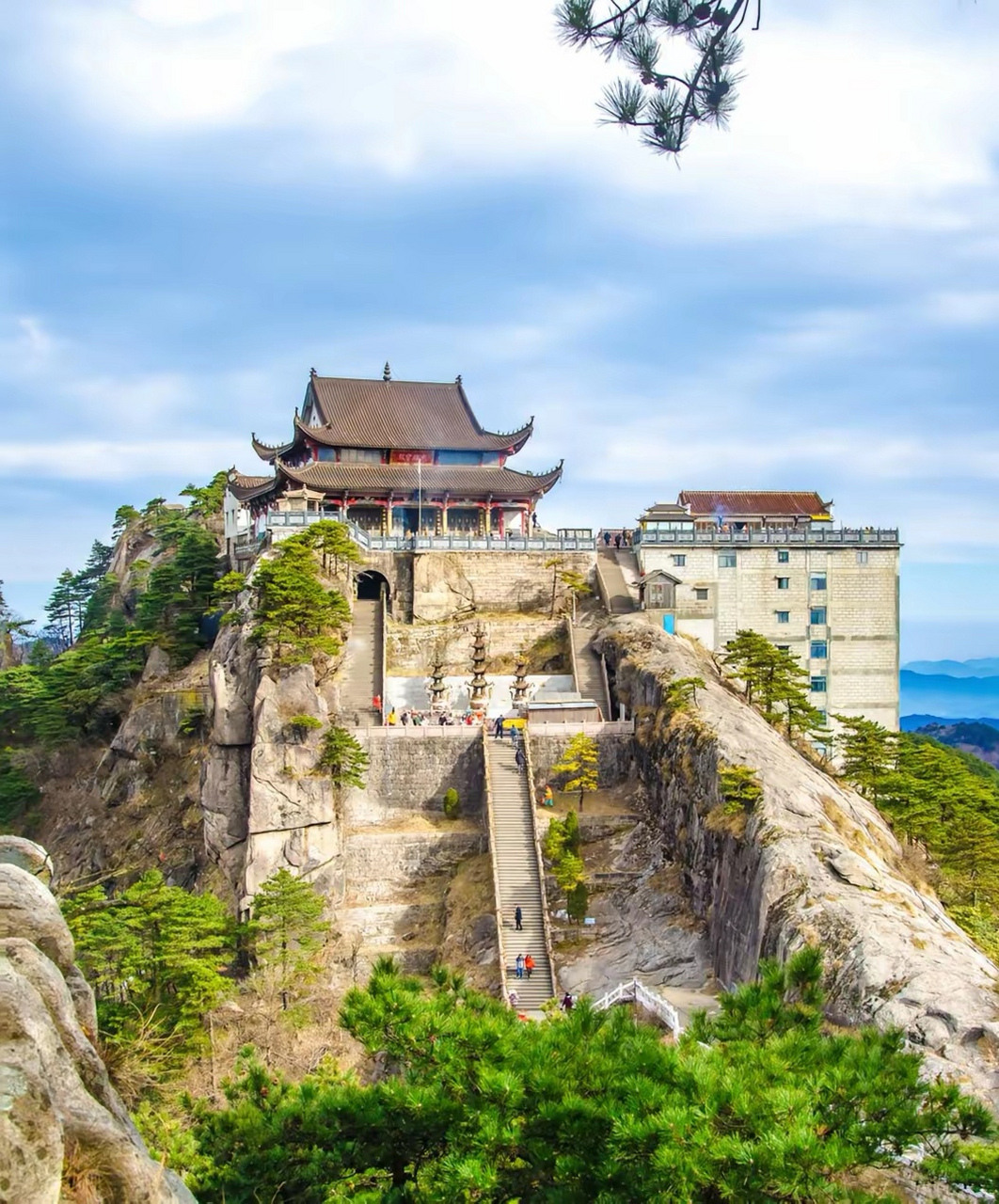 又名"地藏寺","地藏禅寺",位于九华山的天台峰顶,海拔1306米,为九华山