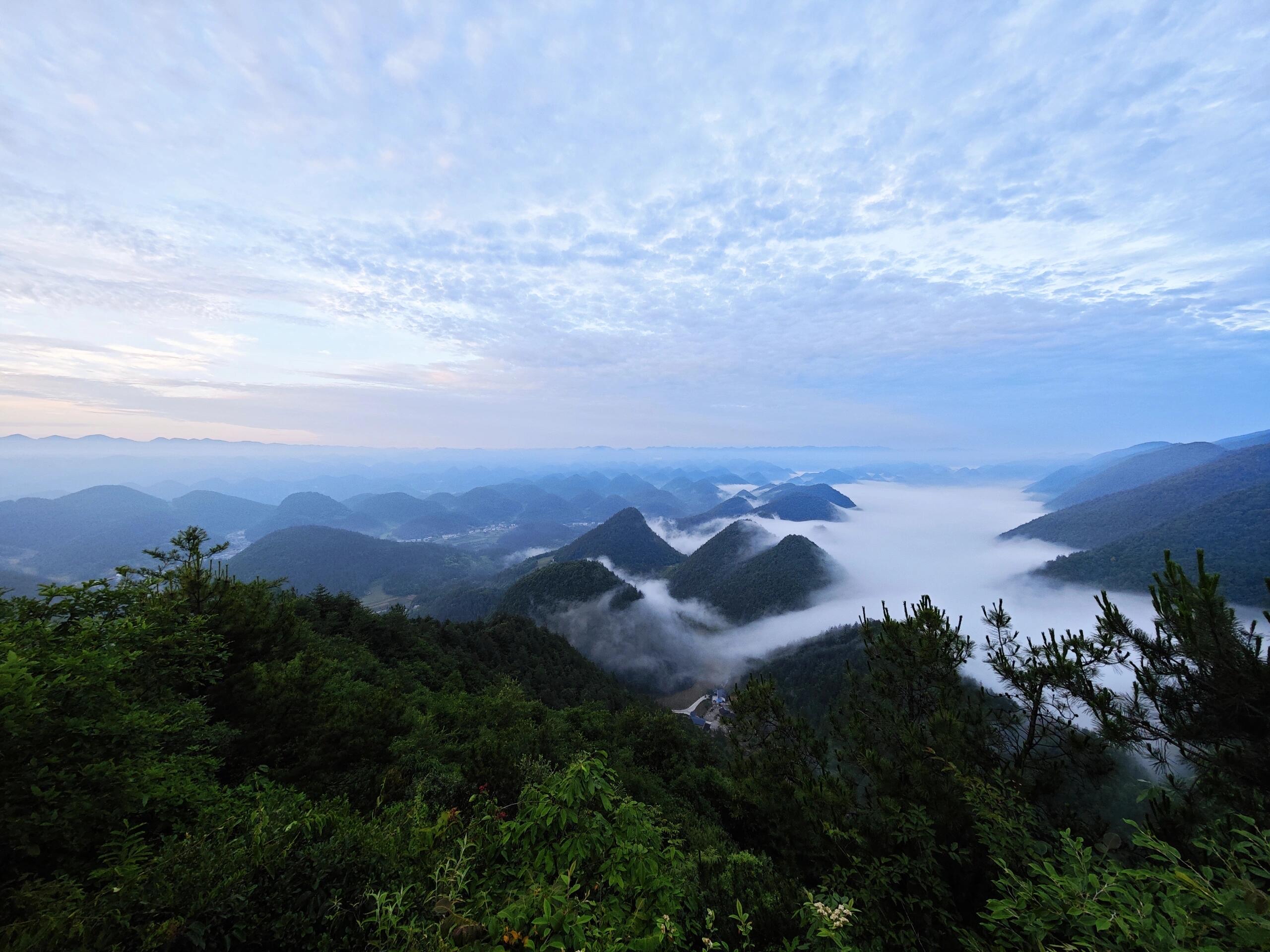 在重庆市奉节县,有一座海拔1900米左右的山峰,它不仅是地理上的奇迹