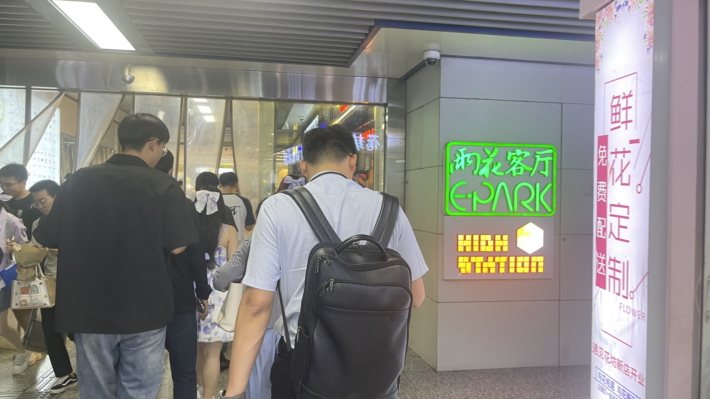 热点引擎计划# 非周末南京雨花客厅人也很多啊