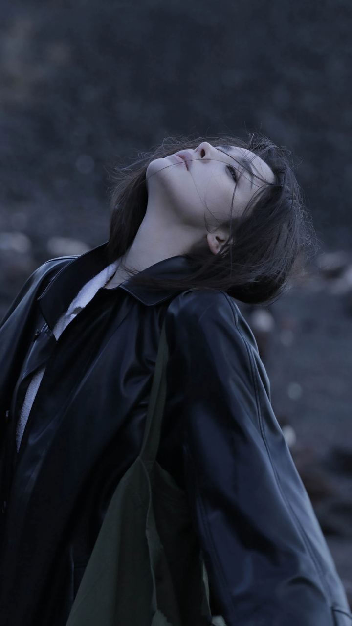 黑衣如夜笼轻纱,月隐星沉步芳华  #性感好身材# #夏日闪光旅行家