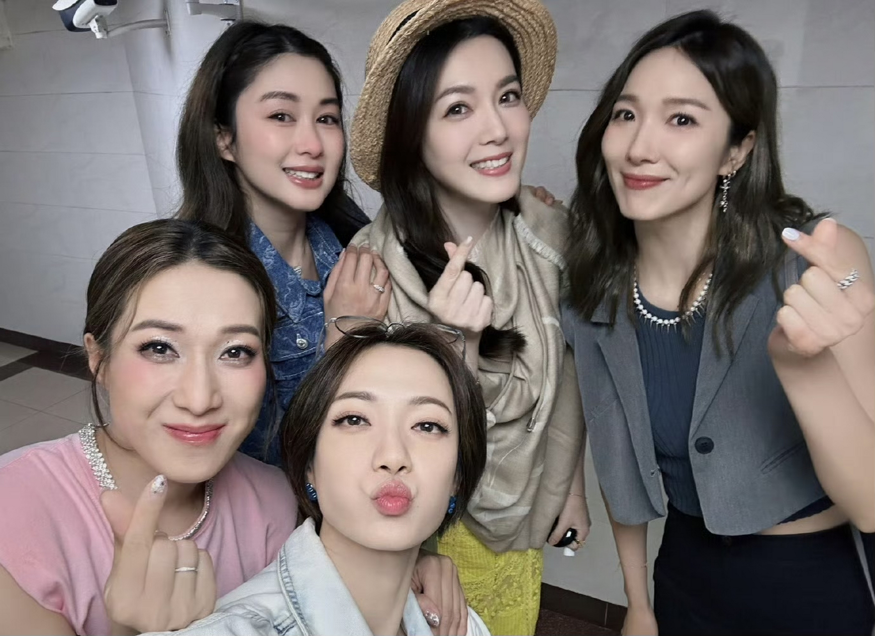 钟嘉欣开演唱会,瘦下来的苟芸慧真是美翻了.
