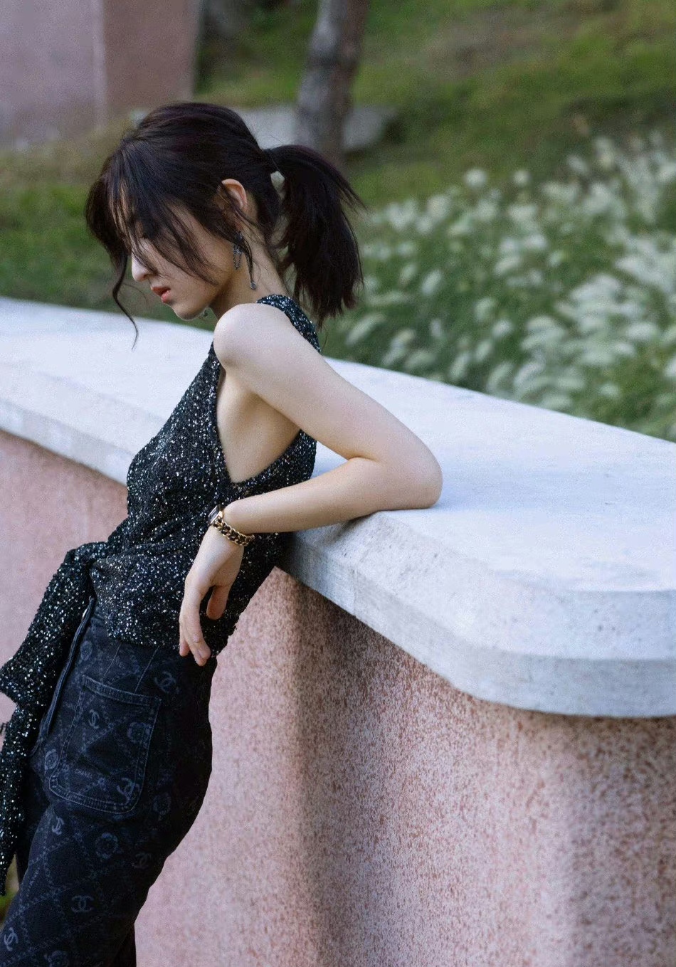 张子枫,黑色无袖星空上衣搭配长裤,美美美!