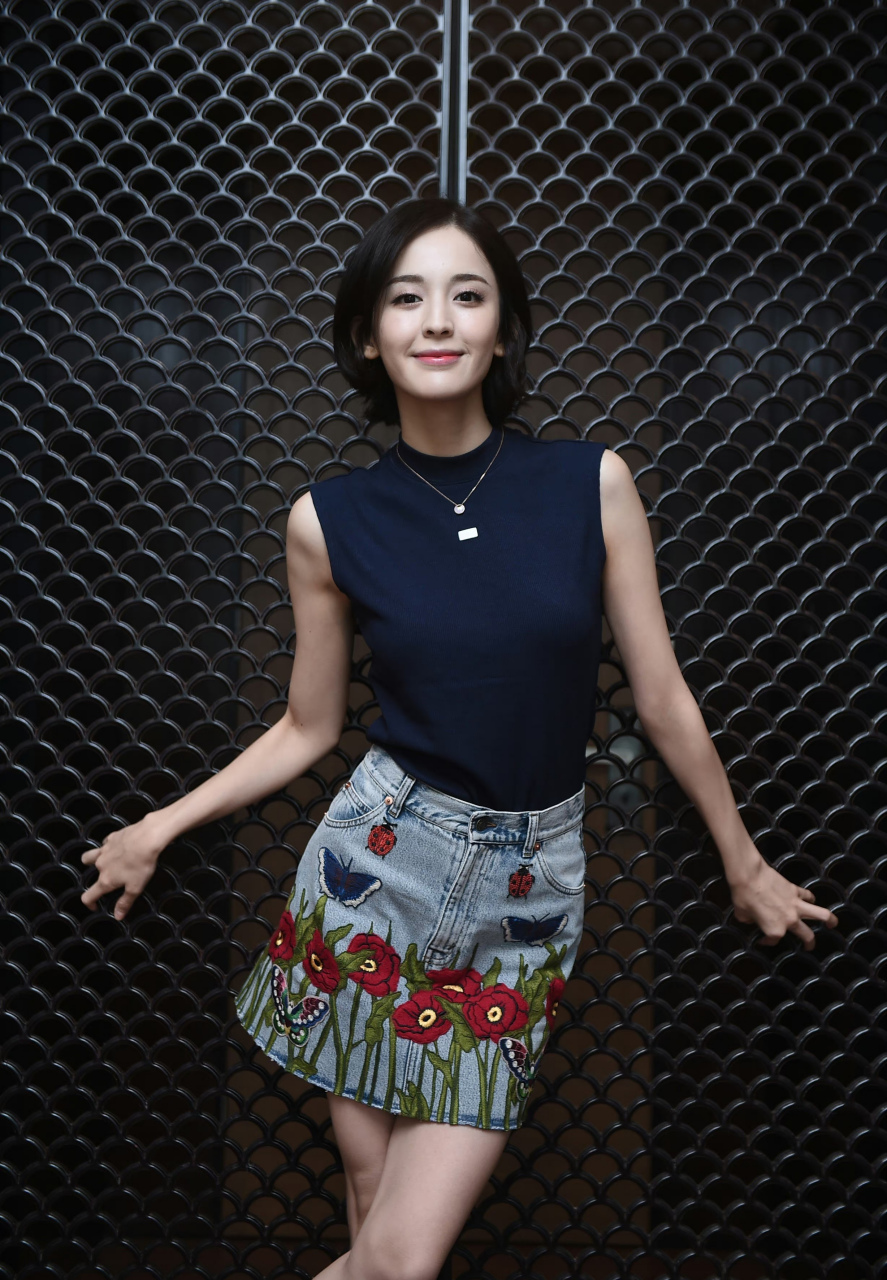 古力娜扎,黑色无袖上衣搭配牛仔短裙,短发干练迷人!