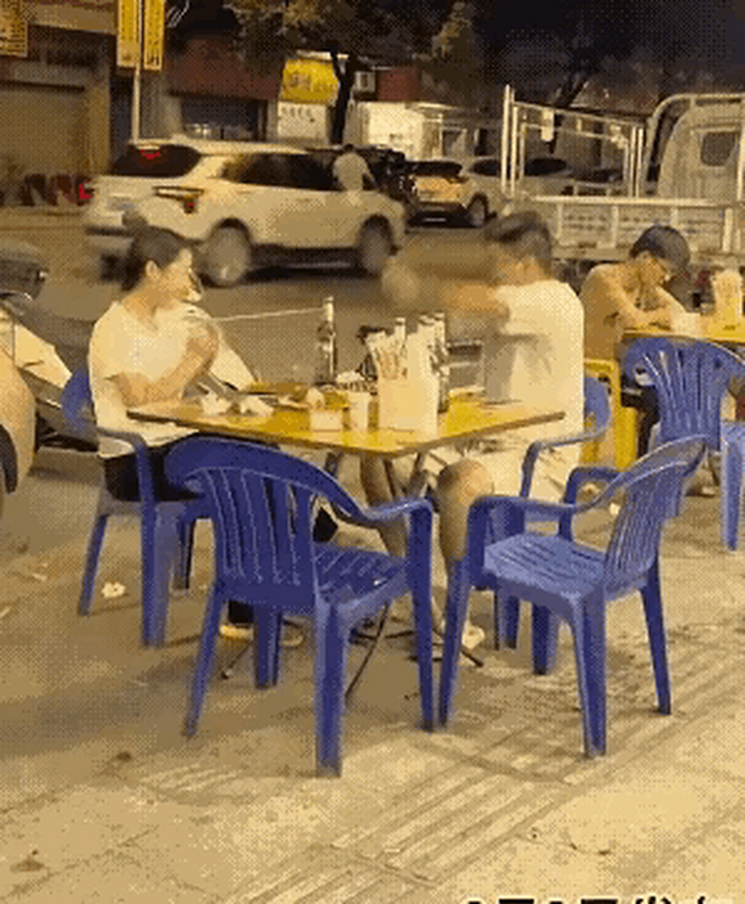 全网都惊呆了:夜宵摊旁,年轻的小夫妻,正在吃着烧烤喝着啤酒,两个划拳