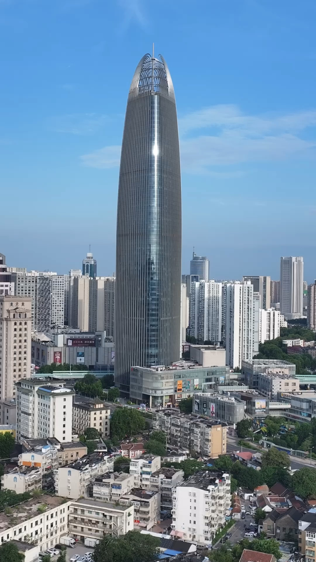 航拍济南绿地普利中心,曾经是济南第一高楼,造型很独特