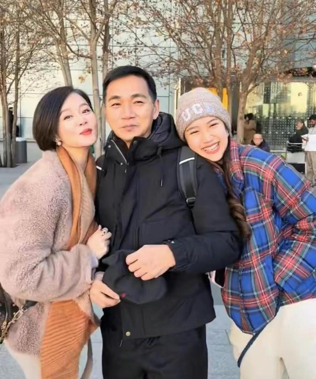 港星骆达华携妻女现身广西!