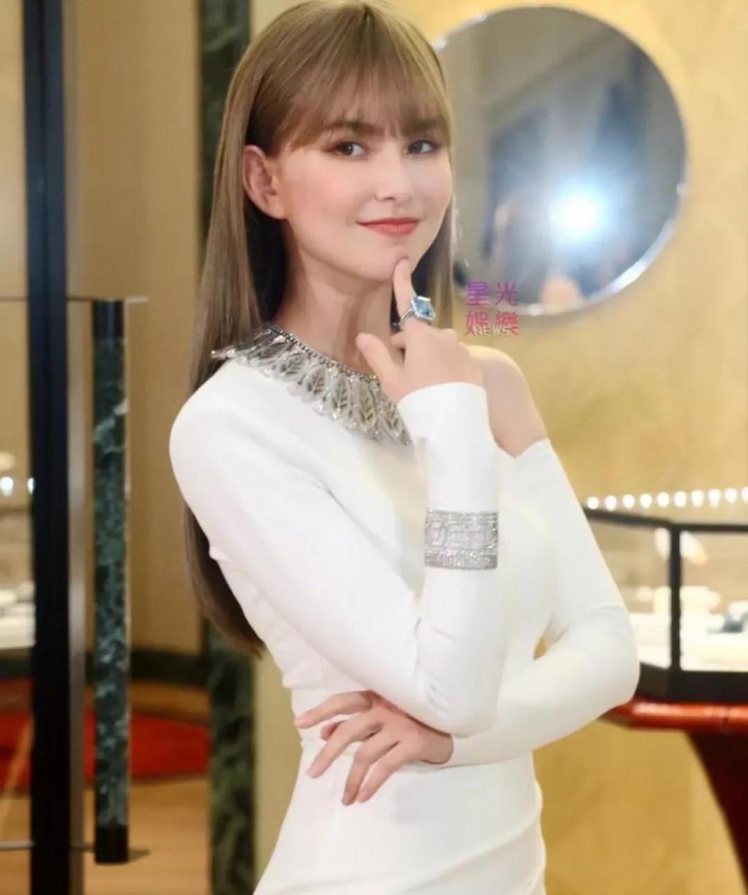 周杰伦妻子昆凌,身穿一袭白色修身包臀的长裙,大秀完美身材!