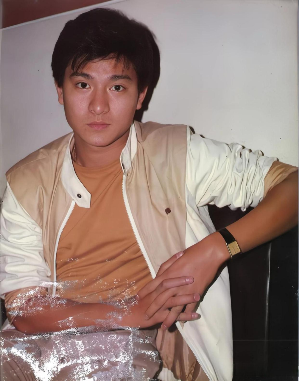 刘德华20岁的照片单独发一张,太有必要了,不然现在的年轻人,不知道