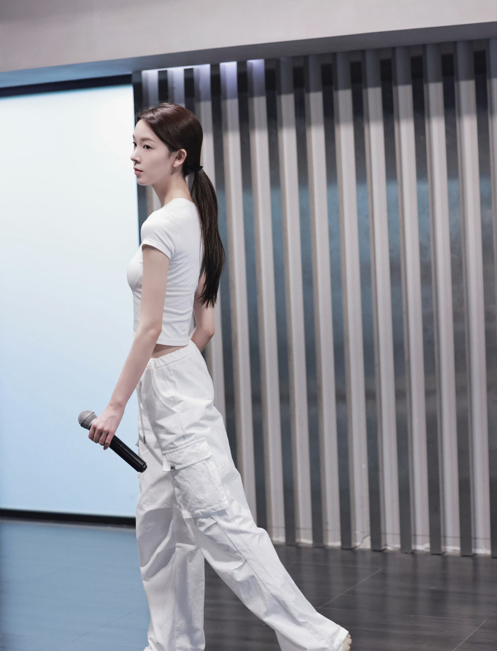 陈瑶是一位备受瞩目的新生代演员,她的舞蹈功底也十分出色.