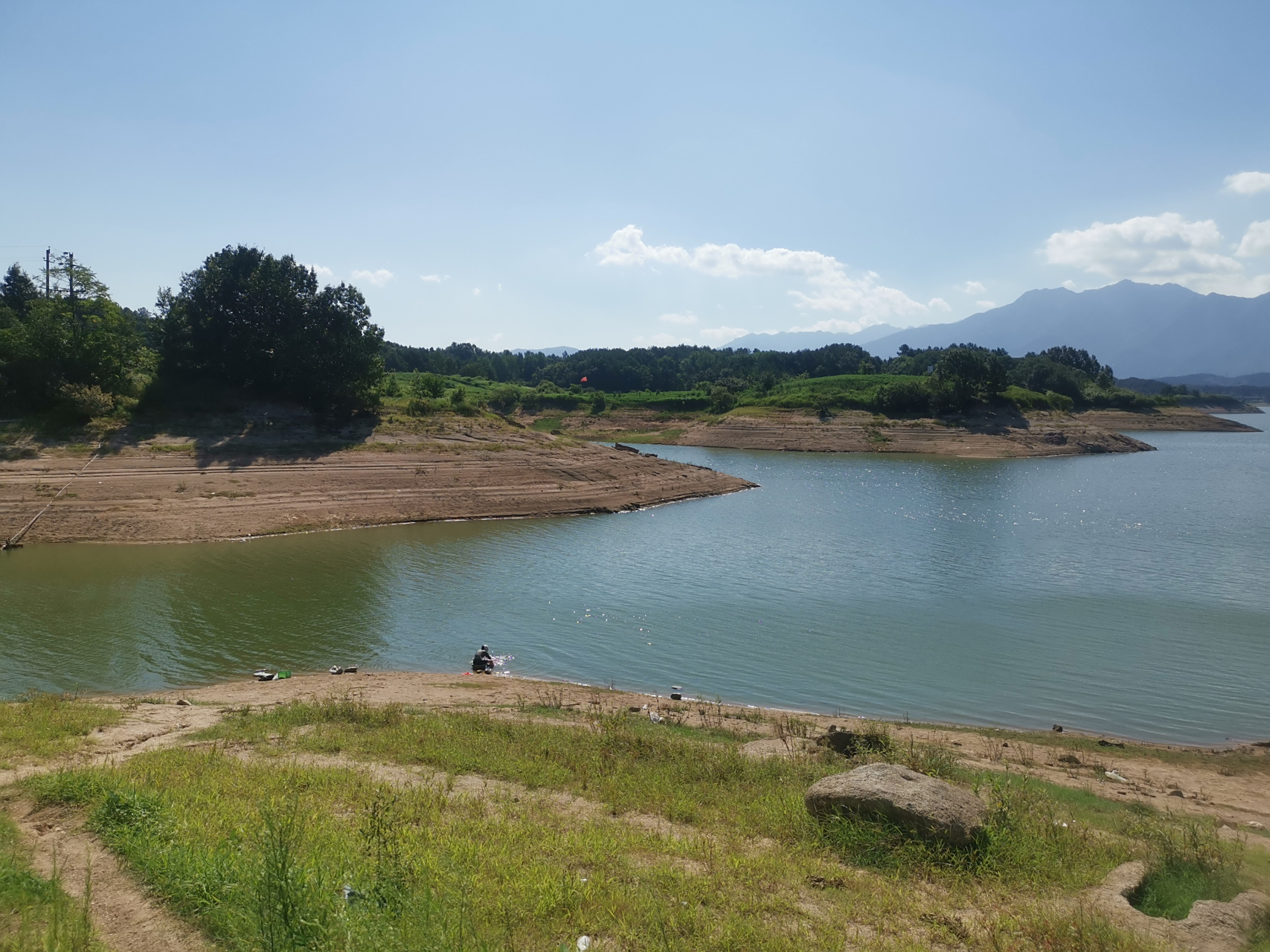 骑行信阳商城铁佛寺水库,湖水不是很多了,太阳火辣辣的,本打算在湖边