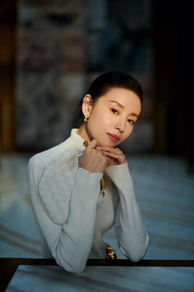 网友菜市场偶遇董洁买菜,素颜现身本人身材消瘦,本人有点显老