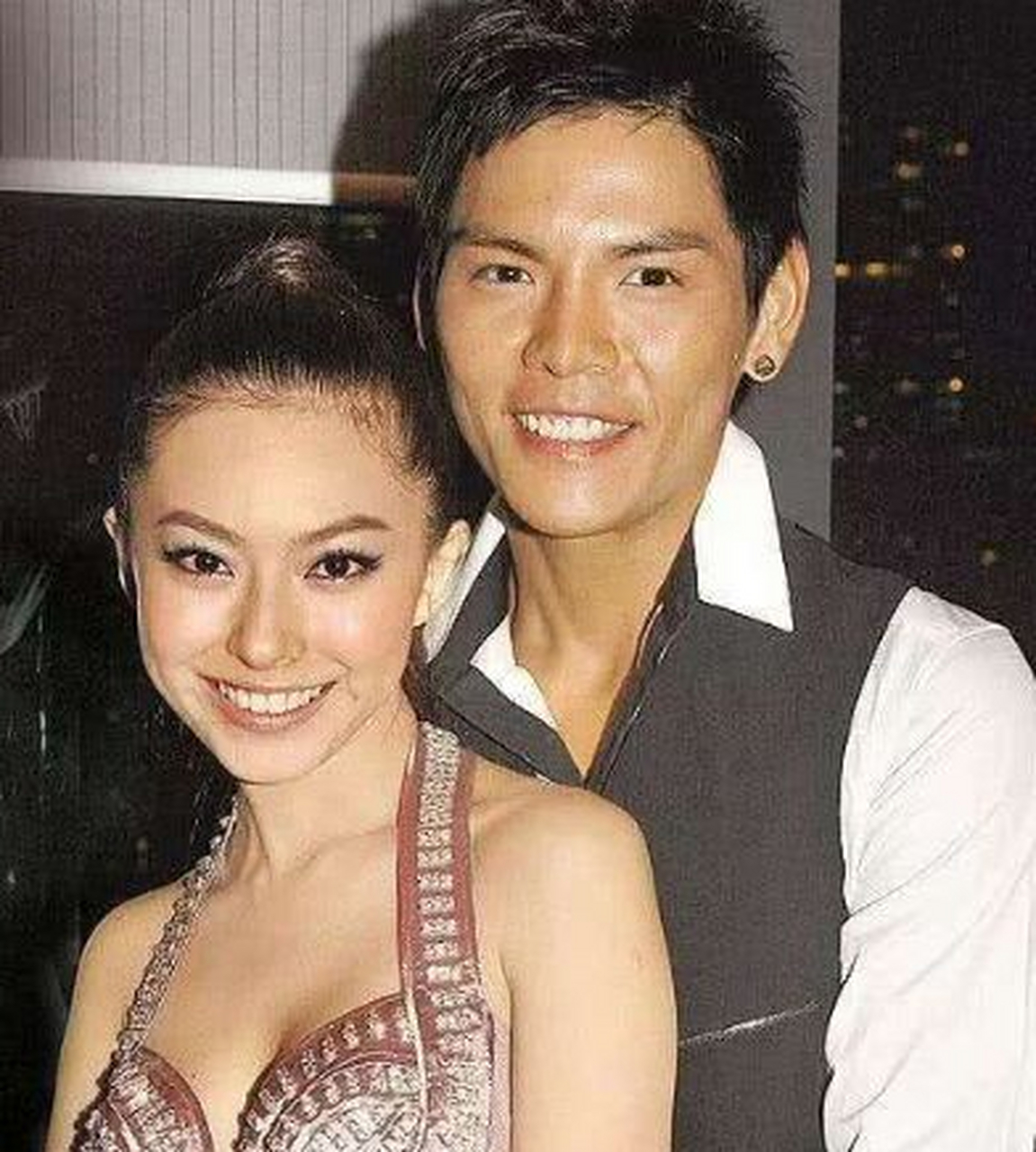 向佐和黄婉佩是在学习日语时认识的.