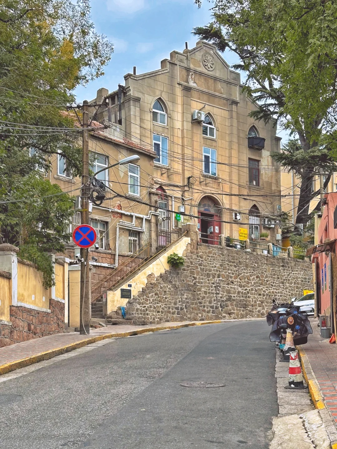 旅行玩家 travel fanatic伏龙路不算长,独特的地势与建筑相结合,刻画