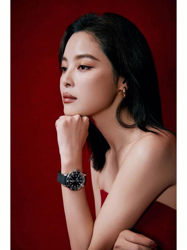 粉底液别直接上脸涂抹,学会这3个化妆小技巧,妆容服帖还不卡粉