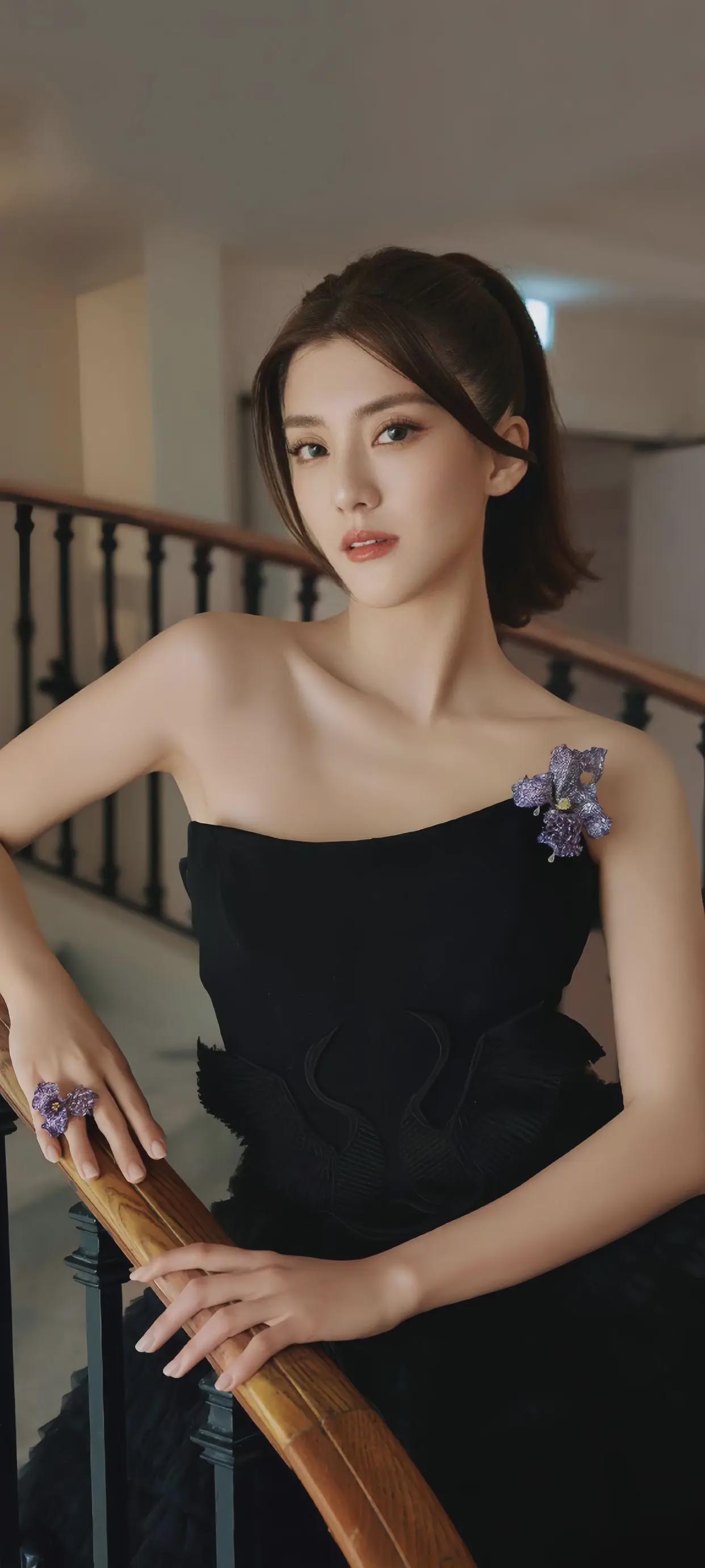 近日,一组吴千语的写真大片在网上引起了广泛关注