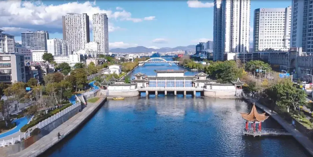 宽广的河面上先后横跨了五座大桥和