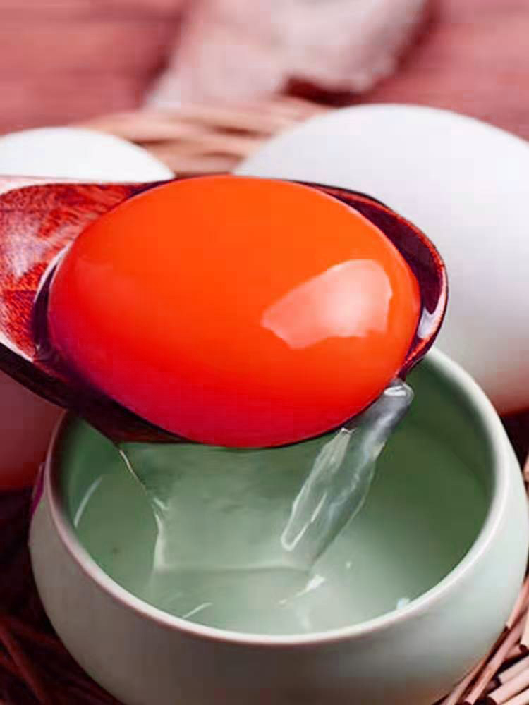 红心鸡蛋和黄心鸡蛋有什么区别,鸡蛋颜色之谜,你真的吃对了吗?