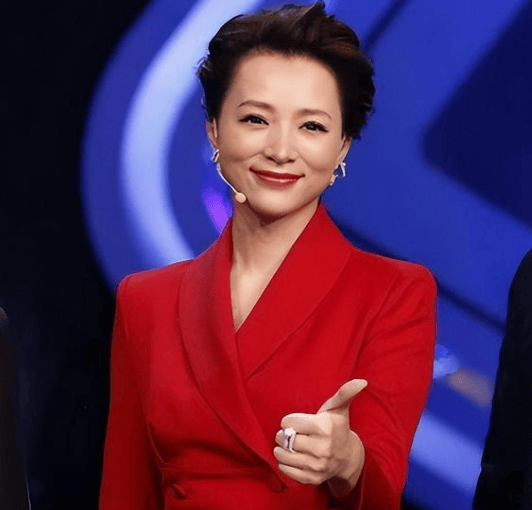 低调的董卿比在活跃的刘芳菲张蕾李思思热度高,摄影师晒图引猜测