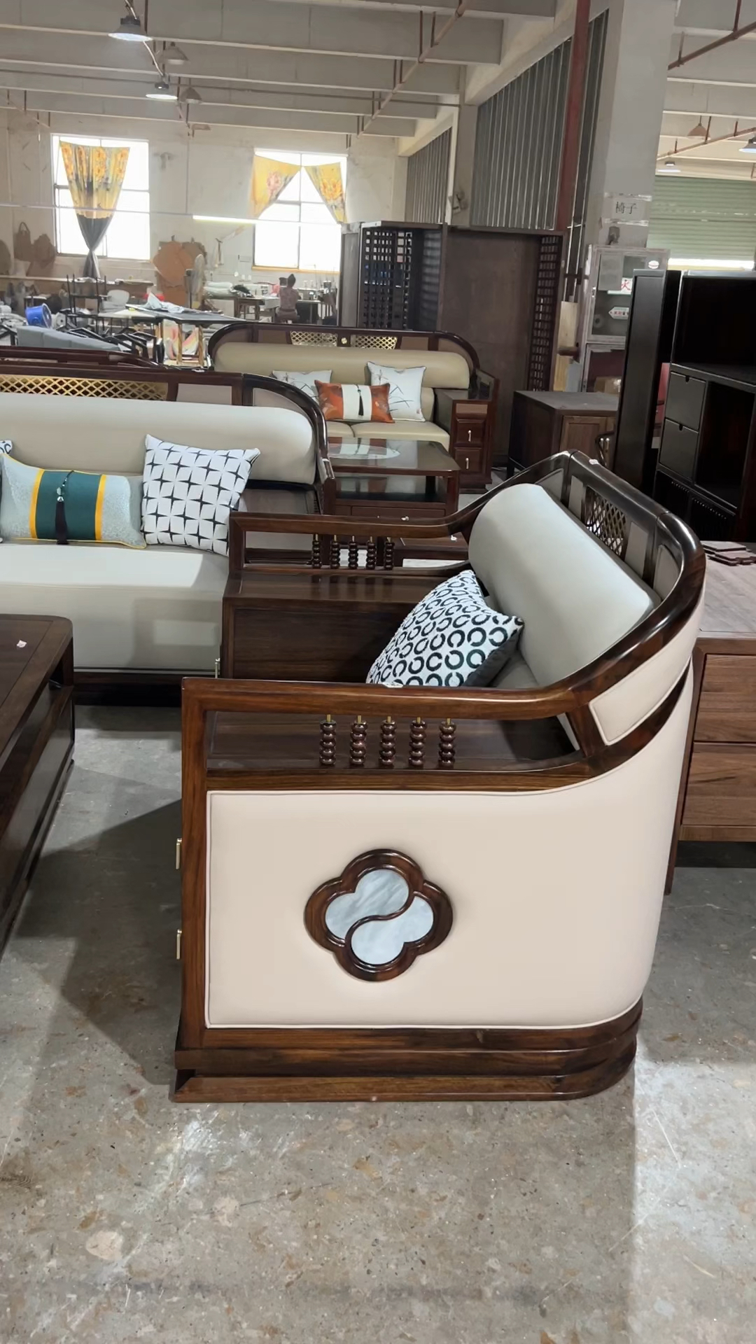 大客厅霸气新中式沙发组合,现代轻奢造型,实木与皮质相结合.