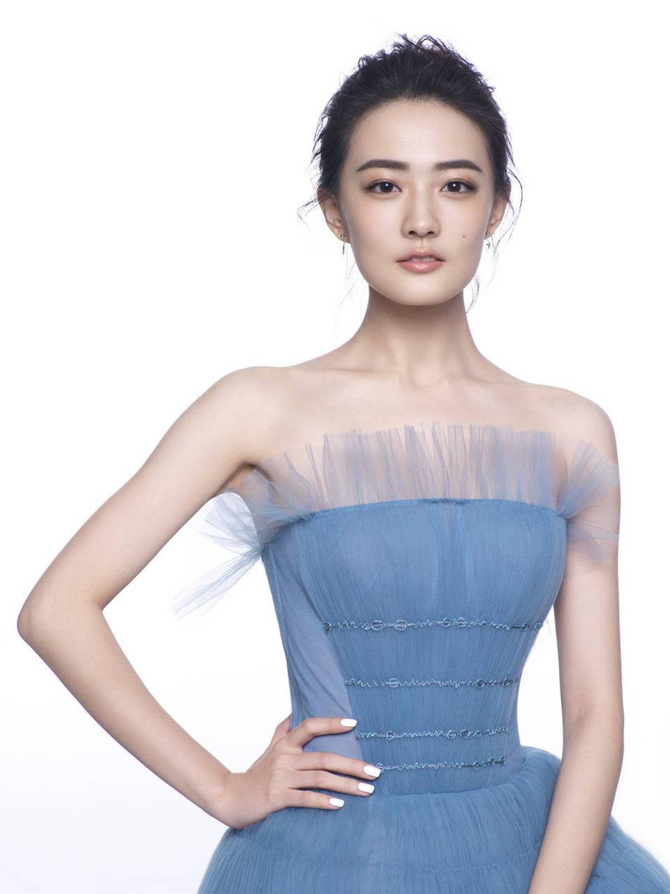 徐璐蓝纱倩影,一抹雾蓝绘就唯美梦境,灵动身姿尽显仙凡之姿