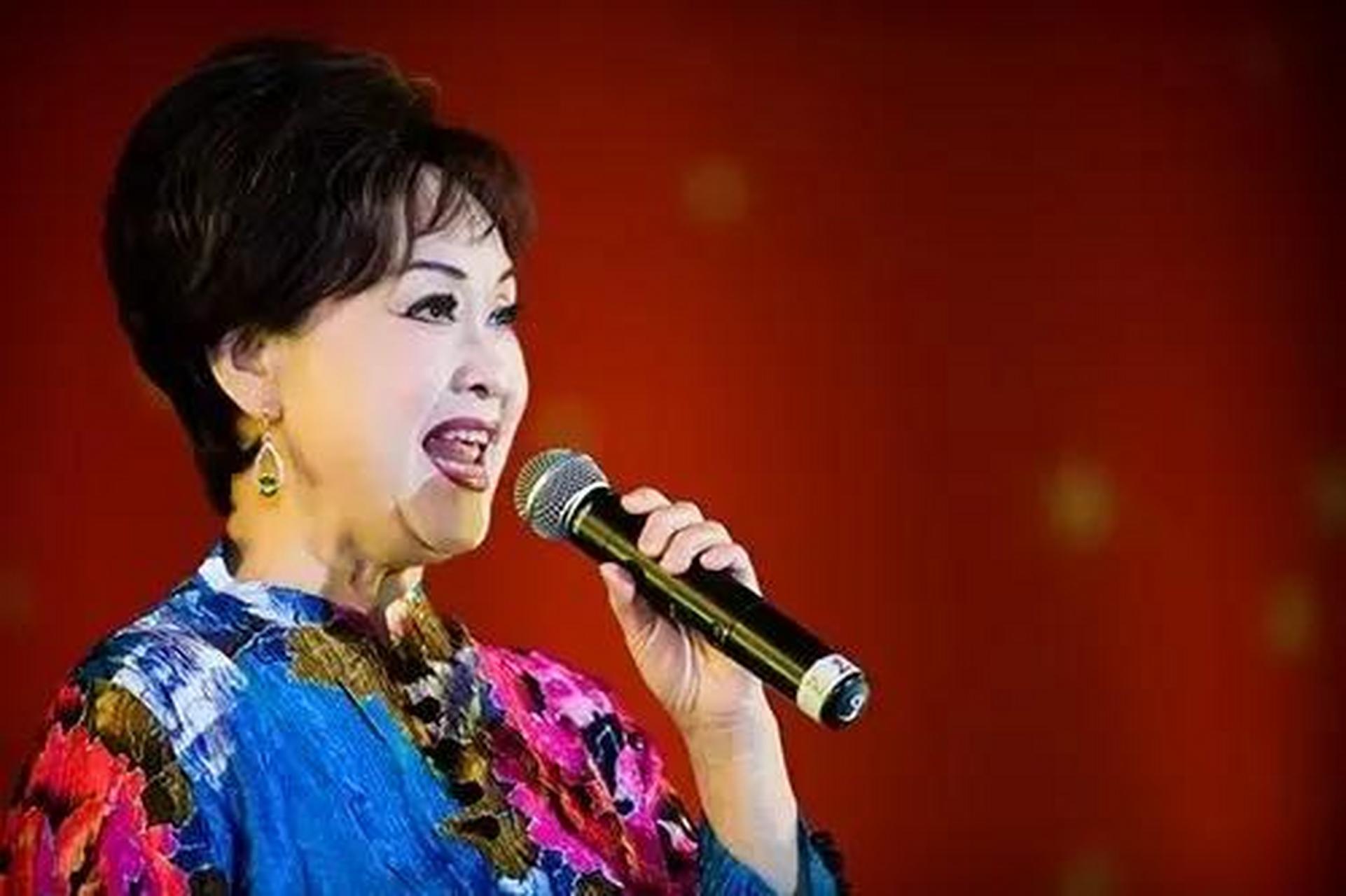 李谷一是中国音乐界的传奇歌手之一,她以其独特的嗓音和卓越的唱功