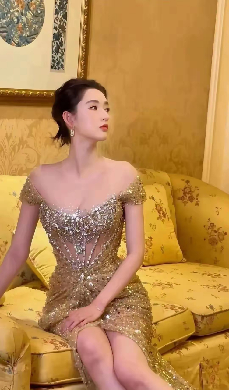 杨玏女友王玉雯大秀好身材,绝妙腰臀比令她穿上礼裙曼妙动人,风韵十足