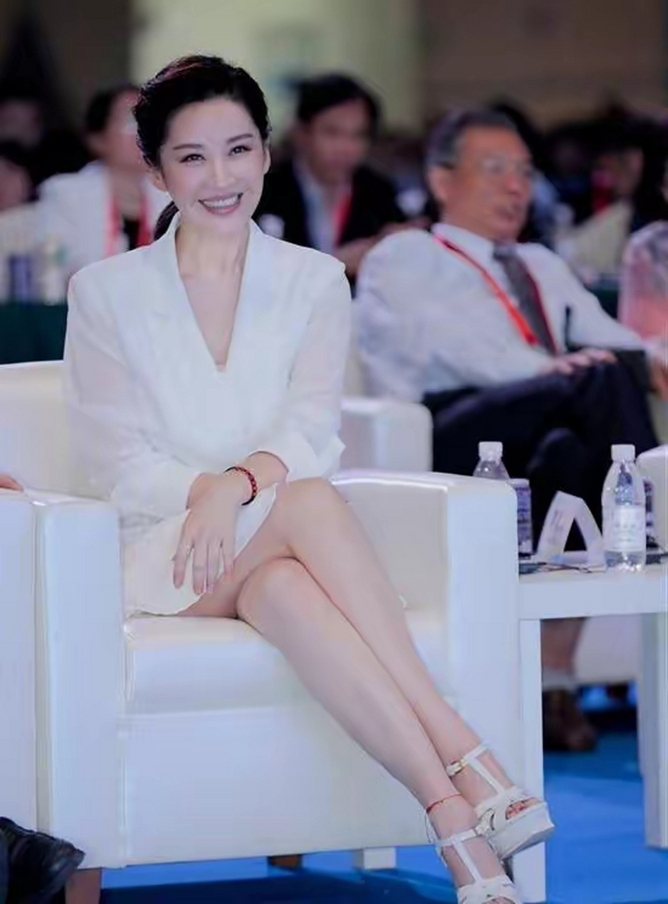 许晴梳马尾,真是漂亮的不要不要的,以前我们看过的许晴的标准发型,这