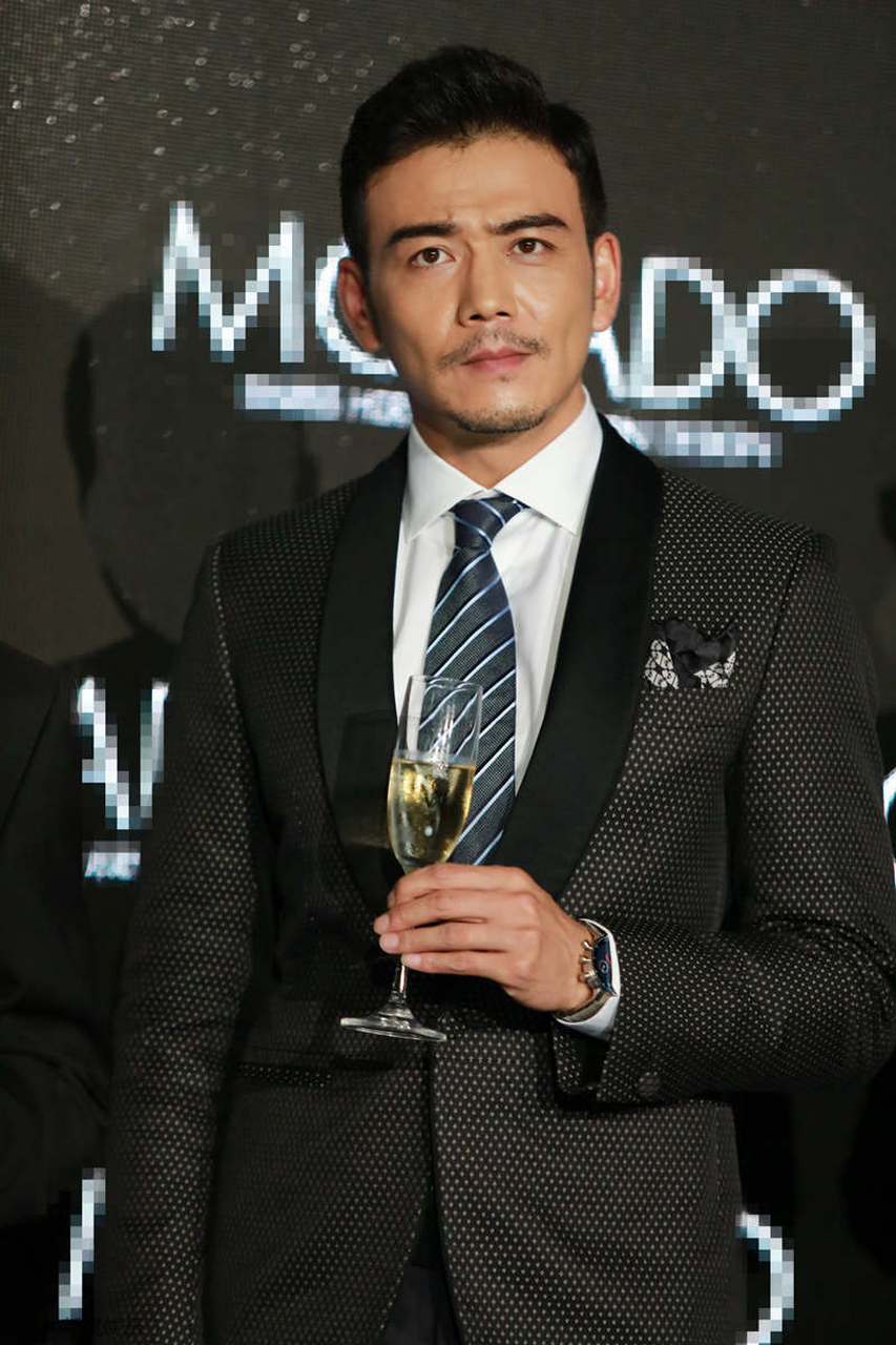 杨烁为啥和胡兵在一起,一下子把我心目中的猛男形象毁了,难道你的身高