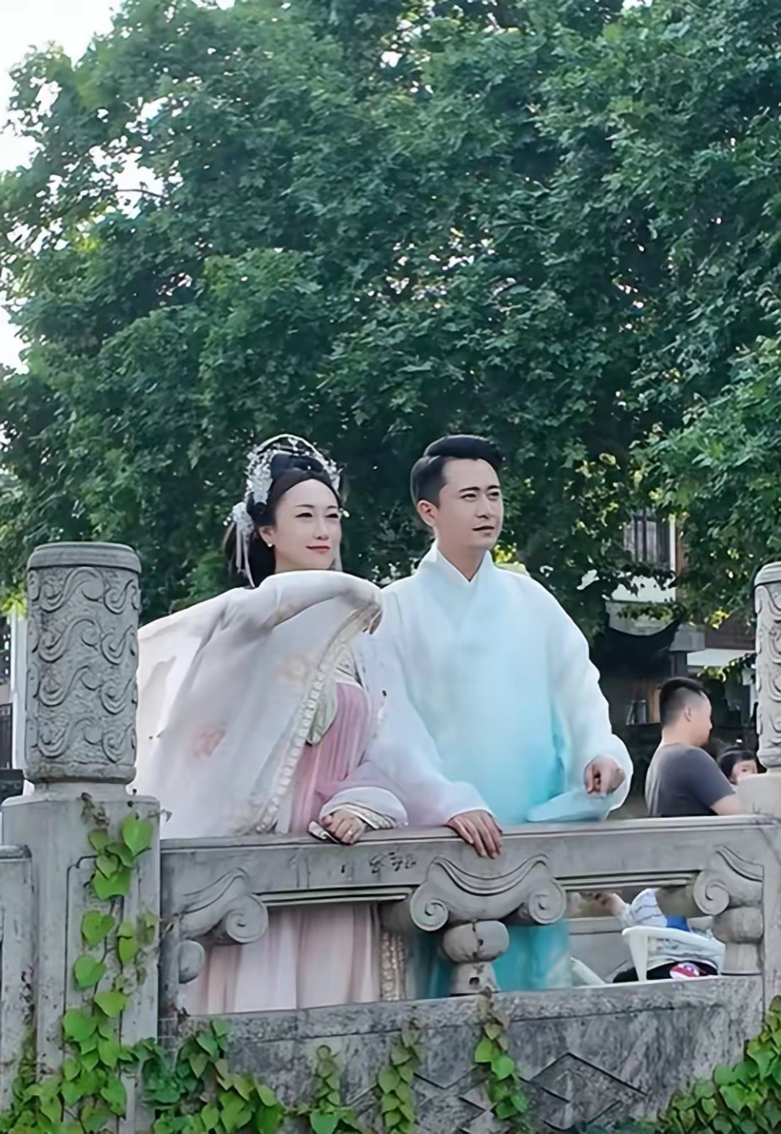 杨帆和女友穿古装衣服,真是才子佳人配美女,真好看,大家看看吧!