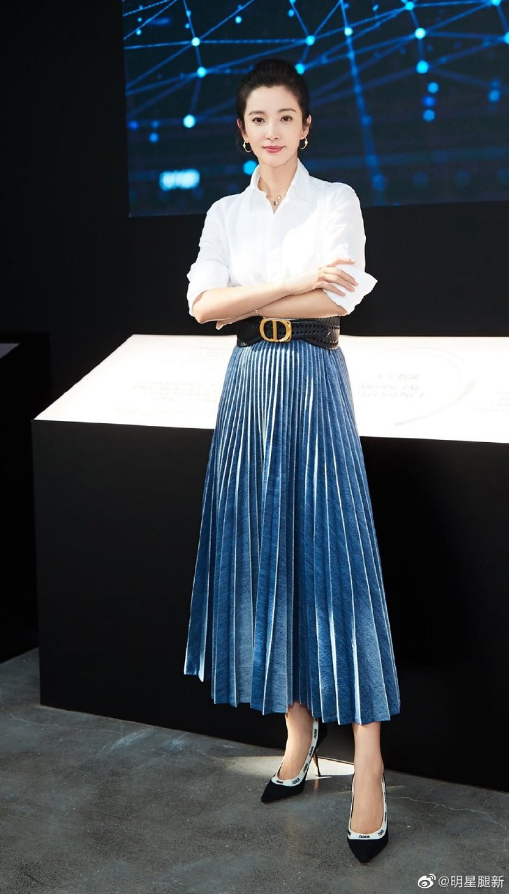 李冰冰脚踩迪奥高跟鞋出席商业活动气质