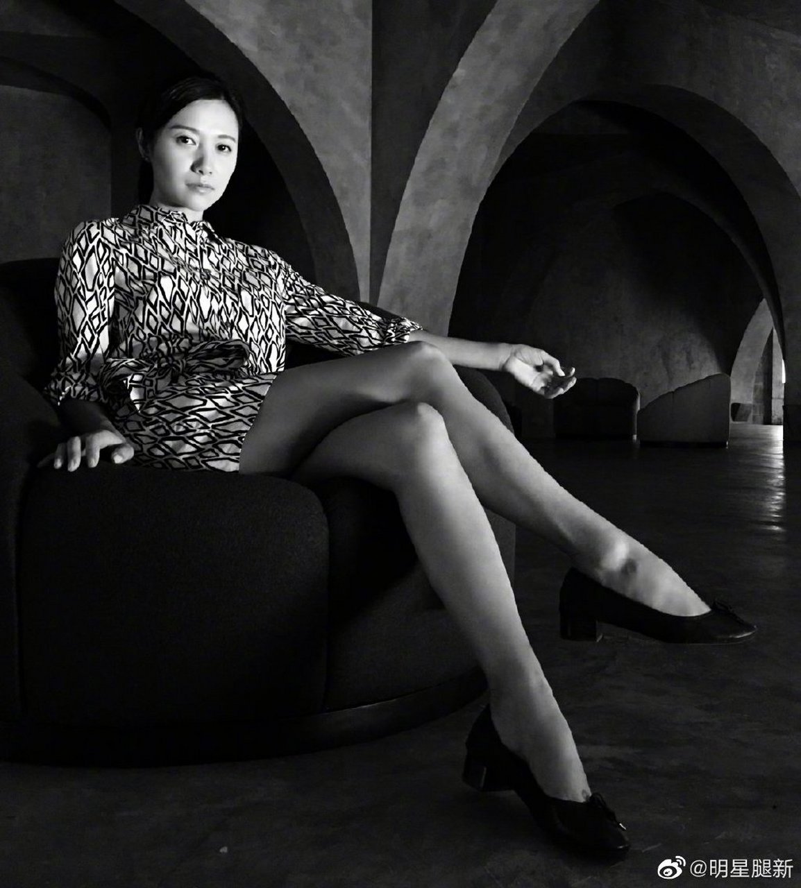 文艺女中年徐静蕾美腿黑白照片