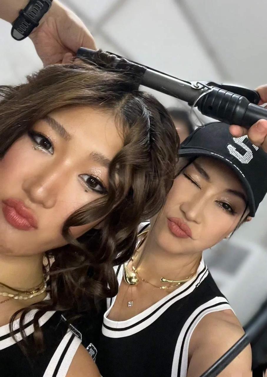 管虎梁静16岁的女儿,简直太有明星范儿了.