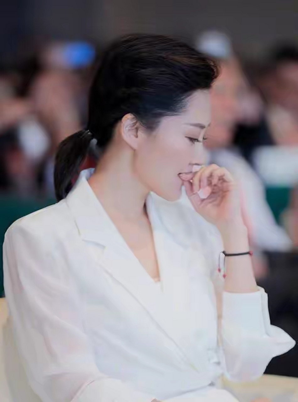许晴梳马尾,真是漂亮的不要不要的,以前我们看过的许晴的标准发型,这
