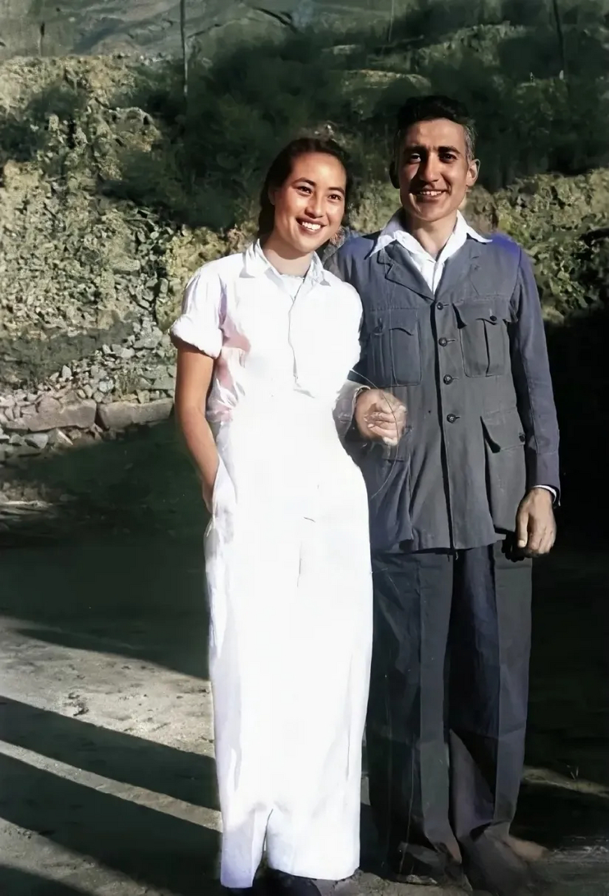 这是一九四四年,延安"十大美女"之一的周苏菲与洋丈夫的合影照片,照片