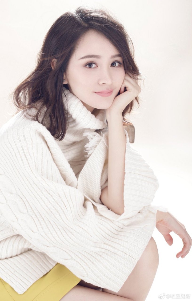 甜美温柔的女明星邓莎拍摄美腿写