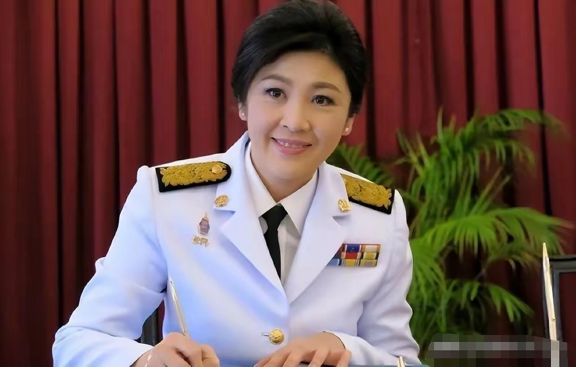 英拉这身军服英姿飒爽,民族服装典雅大方,人漂亮穿什么都好看.