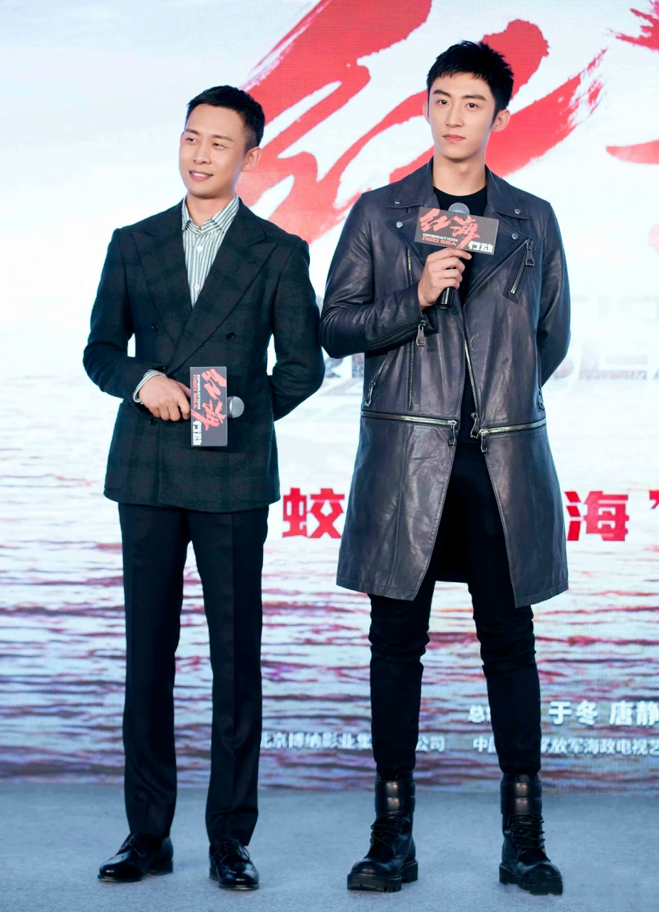 一直认为黄景瑜很帅,但当他和张译同框时,反而感觉个子稍矮的张译看