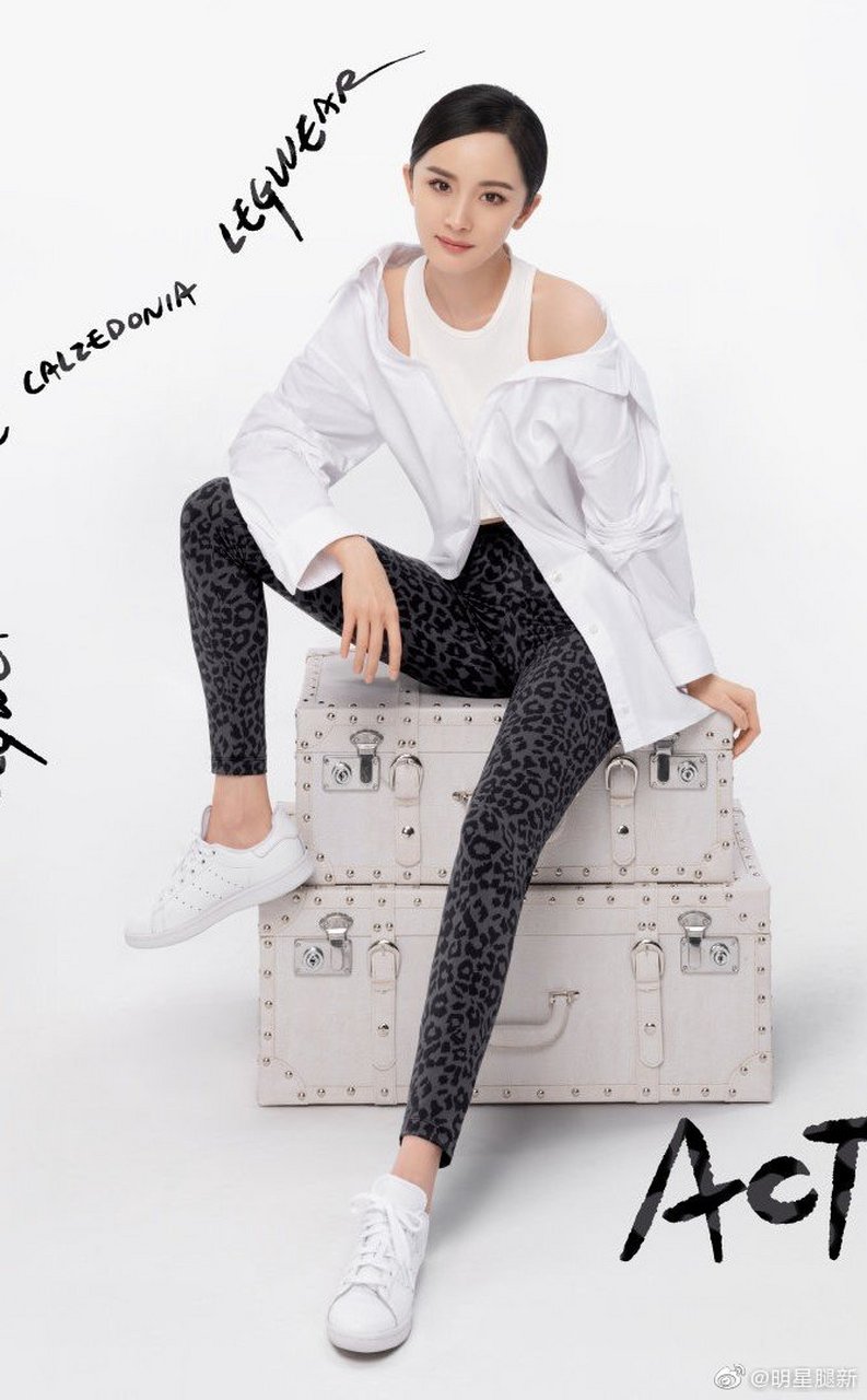 杨幂美腿穿豹纹紧身裤精彩毕现