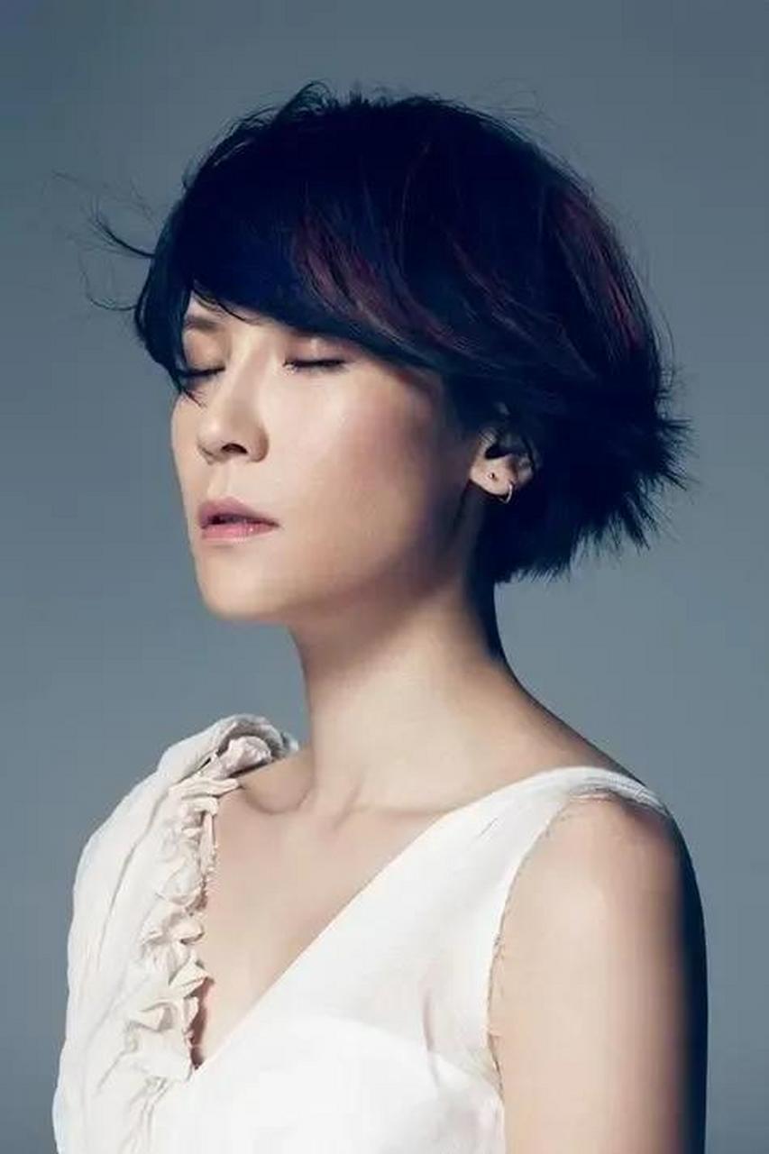 杨乃文是一位台湾的知名女歌手和词曲创作人,她以其独特的音乐风格