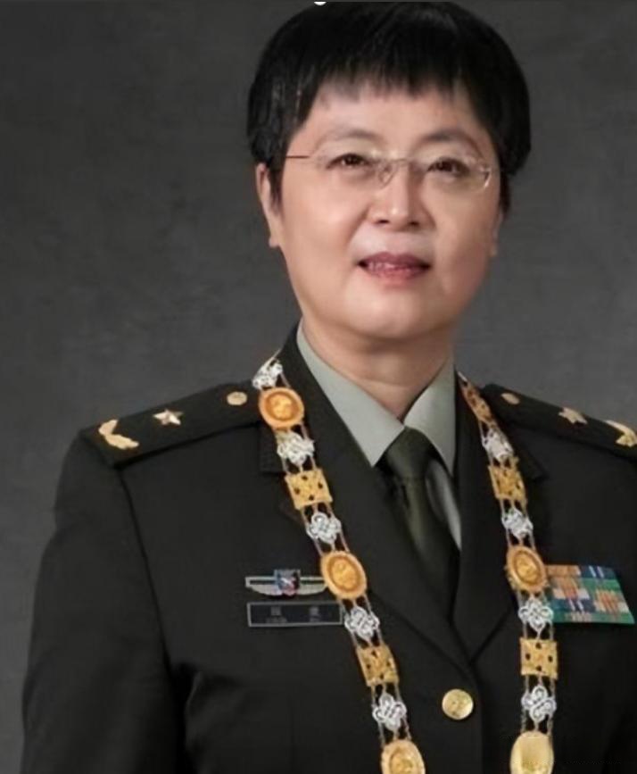 请您为伟大的女科学家陈薇少将停留1秒钟,她是中国