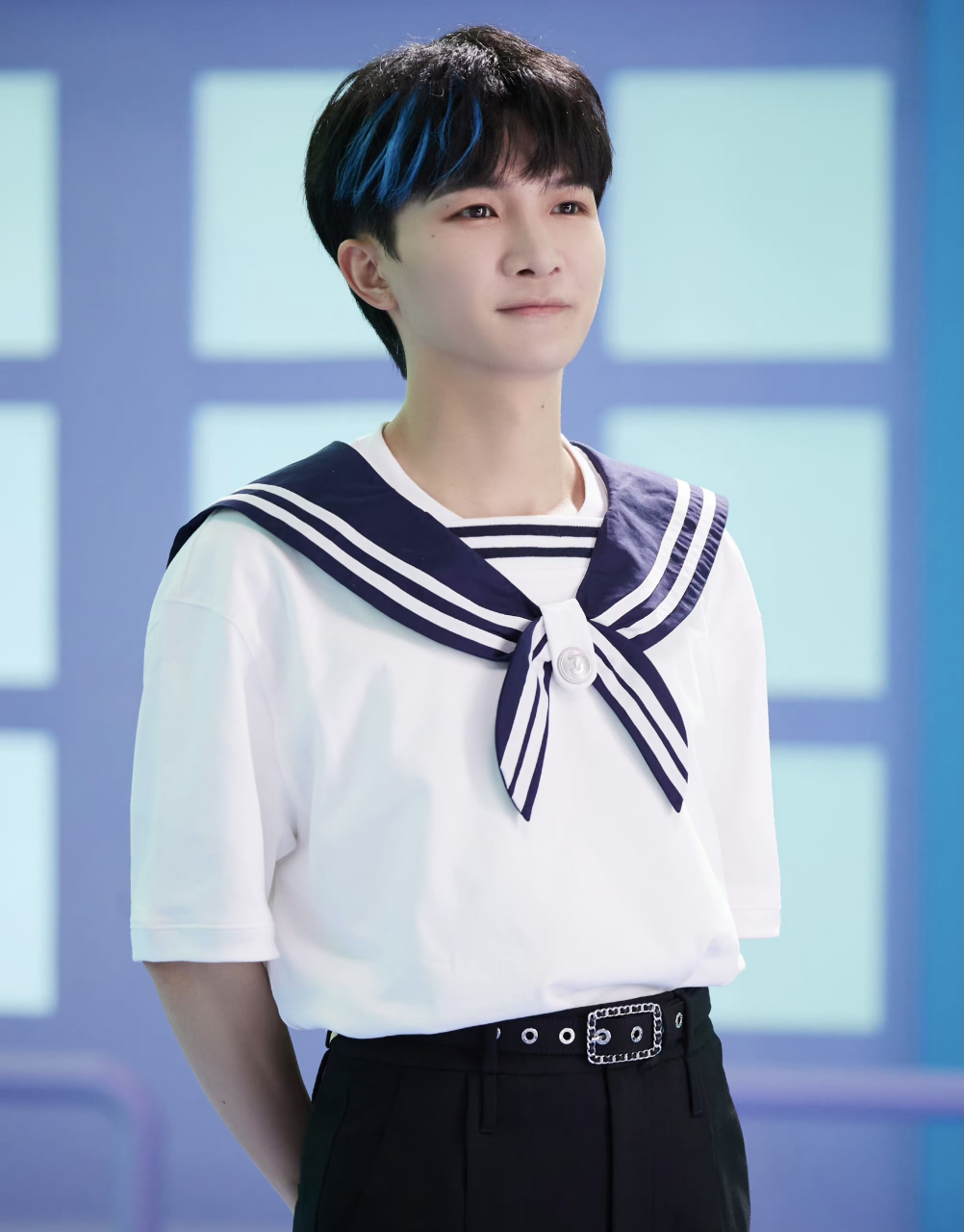 周深穿上水手服,元气满满.