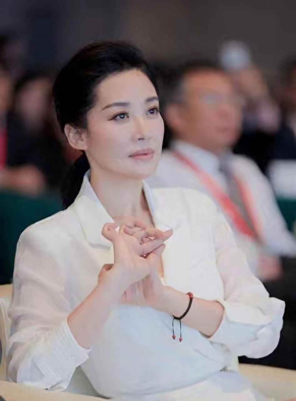 许晴梳马尾,真是漂亮的不要不要的,以前我们看过的许晴的标准发型,这