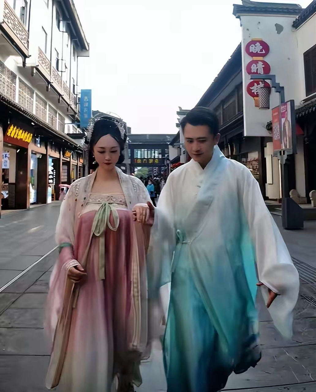 杨帆和女友穿古装衣服,真是才子佳人配美女,真好看,大家看看吧!
