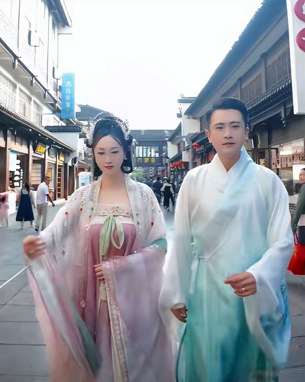 杨帆和女友穿古装衣服,真是才子佳人配美女,真好看,大家看看吧!