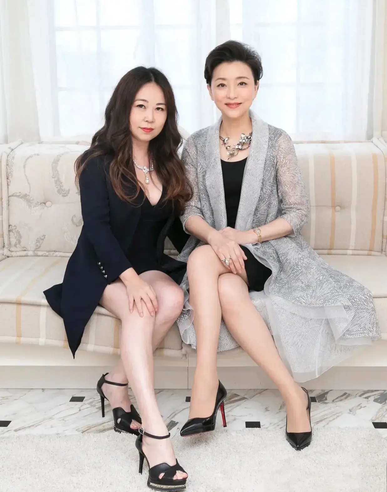 照片中的美女已经是高端大气上档次了但当她坐在杨澜身旁时还是