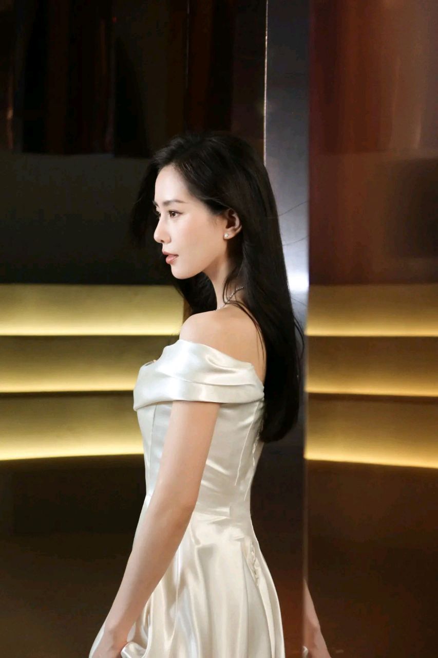 穿白色一字连衣裙,大秀事业线,长发披肩,优雅甜美,风姿卓越,美不胜收!