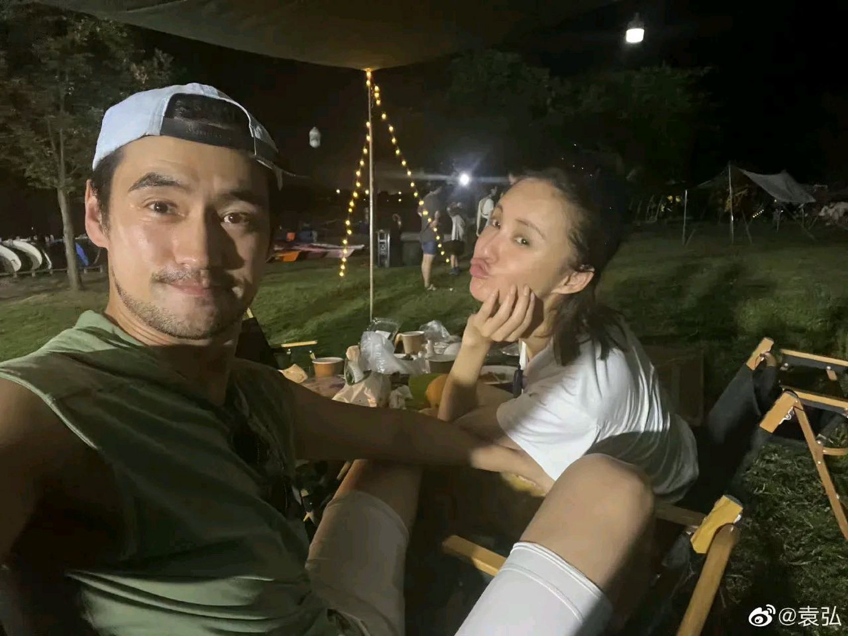 袁弘晒一家三口露营照,幸福又养眼,袁弘带妻子张歆艺和儿子野外露营