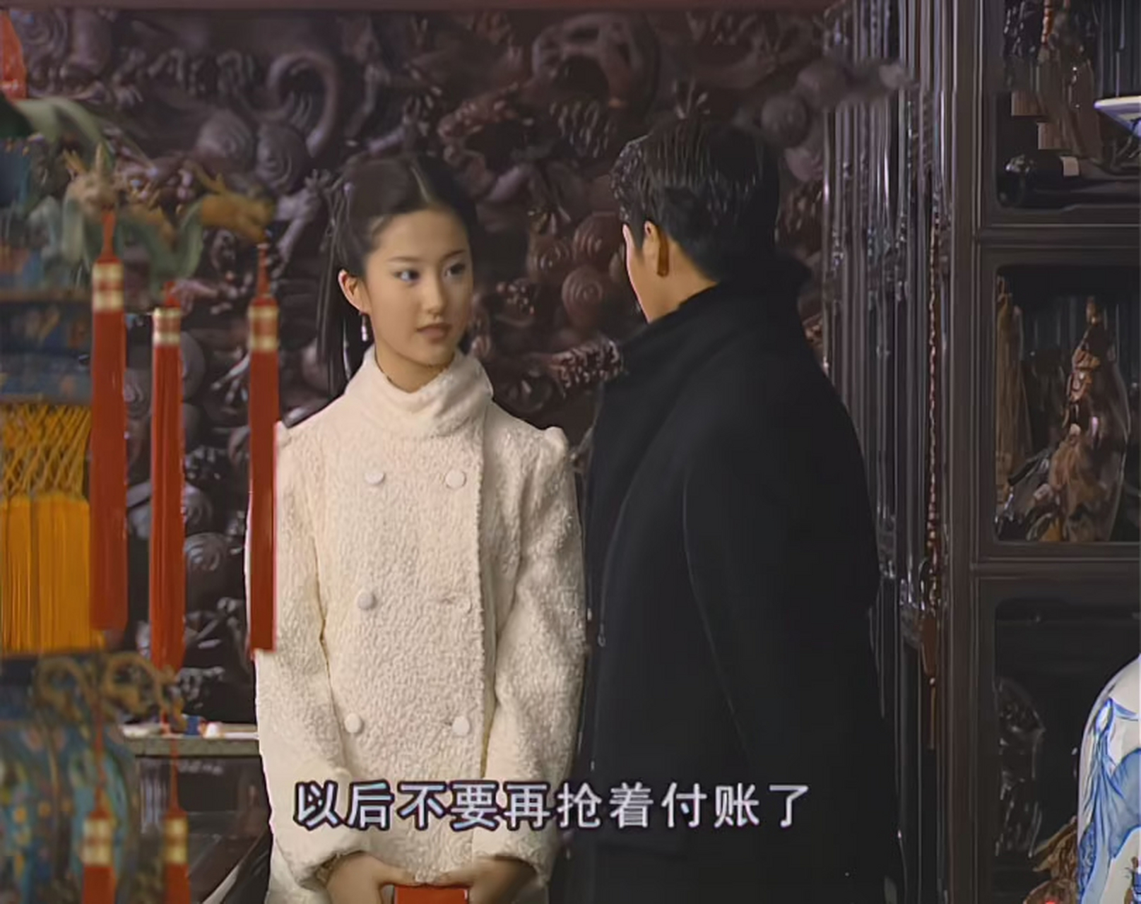 刘亦菲在《金粉世家》里这件大衣放到现在都不过时
